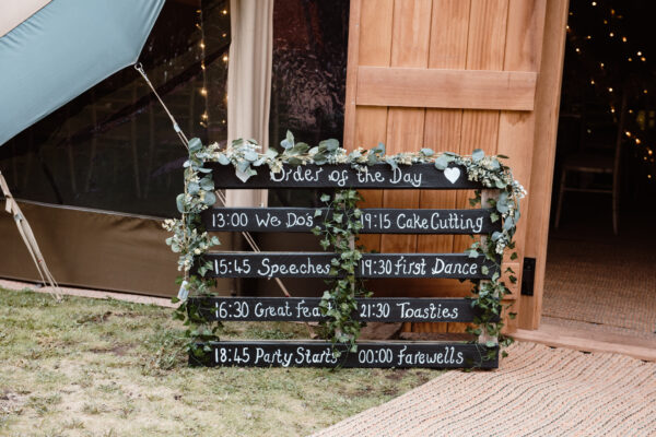 order of the day - wedding signage ideas - eco friendly wedding décor ideas