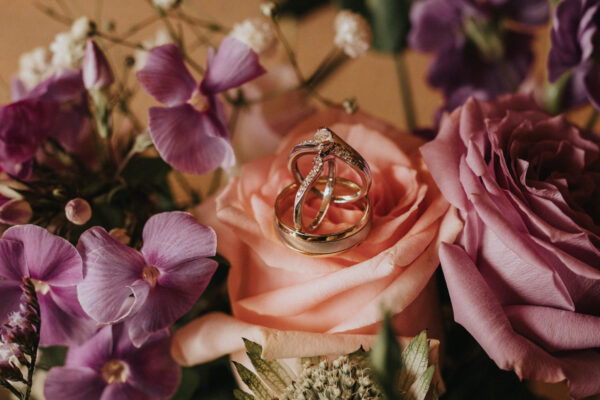 Wedding ring - Wedding bouquet - wedding florist