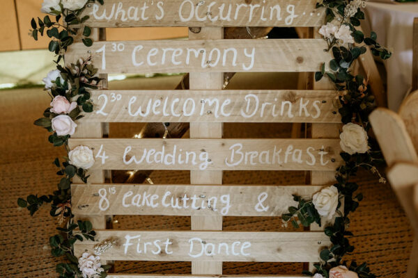 Tipi decoration ideas and inspiration, diy wedding, wedding timetable decorated with beautiful florals from winter and the willows