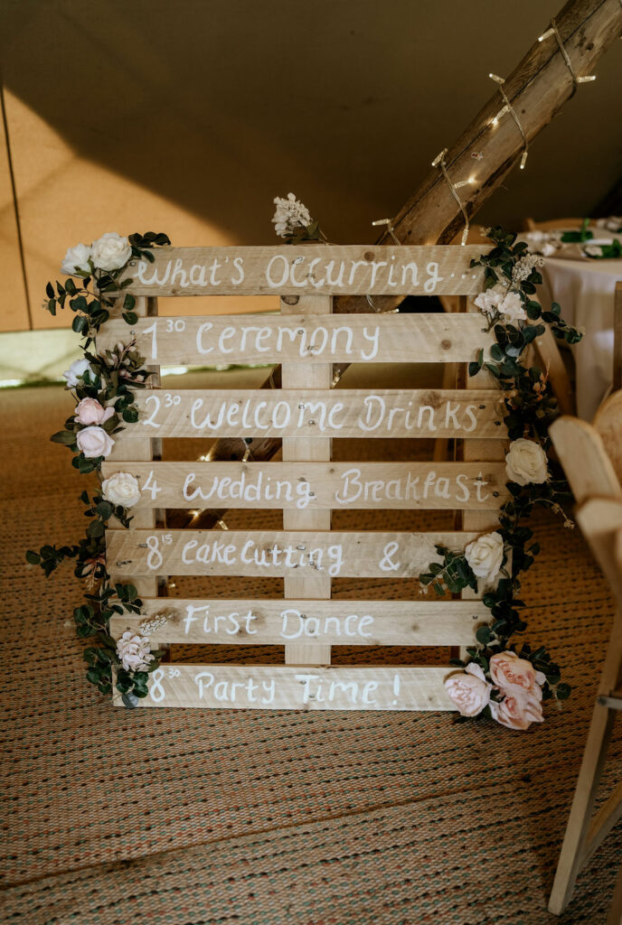 Tipi decoration ideas and inspiration, diy wedding, wedding timetable decorated with beautiful florals from winter and the willows